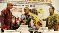Presiden Direktur PT Adi Sarana Armada Tbk (ASSA) Prodjo Sunarjanto bersama Direktur Keuangan Jerry F. Tunjungan, Direktur Bisnis dan Layanan Tjoeng Suyanto, Direktur Operasional Jany Candra, Presiden Komisaris Erida, Komisaris Hertanto Mangkusasono dan Komisaris Independen Shanti L. Poesposoetjipto, berbincang disela Rapat Umum Pemegang Saham (RUPST) dan Rapat Umum Pemegang Saham Luar Biasa (RUPSLB), di Jakarta, Rabu (28/6/2023).