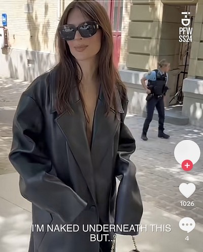 Emily Ratajkowski Tampil 'Naked' Saat Datang di Paris Fashion Week
