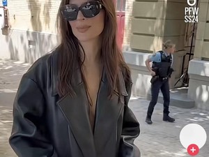 Emily Ratajkowski Tampil Naked Saat Datang di Paris Fashion Week