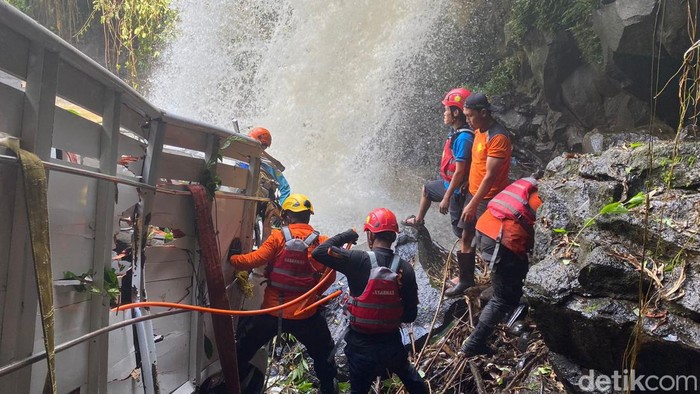 Evakuasi truk terjun ke sungai di Ajibarang Banyumas, Rabu (28/6/2023).