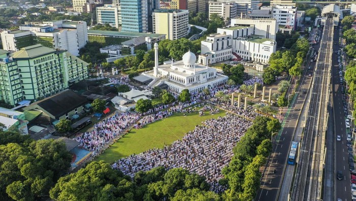 Foto Udara Salat Idul Adha Muhammadiyah di Masjid Agung Al Azhar Jakarta Foto udara umat Islam melaksanakan Shalat Idul Adha 1444 H di Lapangan Masjid Agung Al-Azhar, Jakarta, Rabu (28/6/2023). Pelaksanaan shalat Idul Adha tersebut sesuai dengan keputusan Pimpinan Pusat (PP) Muhammadiyah yang menetapkan Idul Adha 1444 Hijriah jatuh pada Rabu (28/6/2023) atau satu hari lebih awal dari penetapan pemerintah pada Kamis (29/6/2023). ANTARA FOTO/Galih Pradipta/aww.
