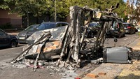 Sejumlah mobil hingga halte bus menjadi sasaran pengunjuk rasa saat ketegangan meningkat antara polisi dan penduduk setempat.