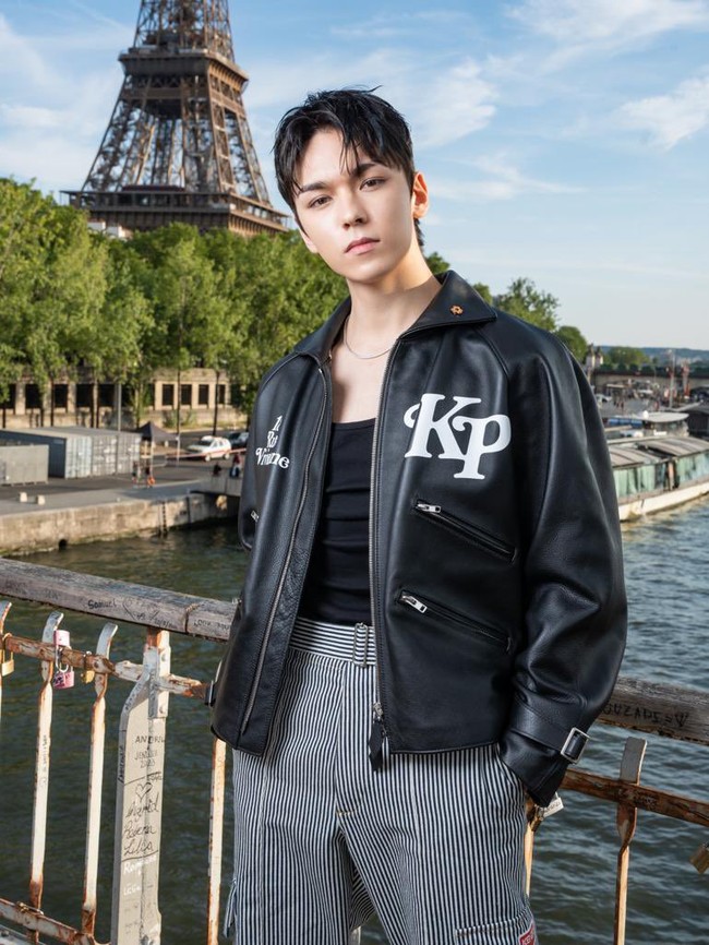 Idol blasteran Prancis-Korea itu tampil memesona dalam balutan biker jacket dan striped pants dari koleksi Kenzo Spring/Summer 2024. Selama acara berlangsung, Vernon SEVENTEEN duduk berdampingan dengan Tyga dan Pharrell di front row. Foto: Instagram