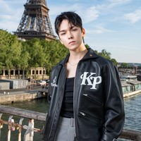 Idol blasteran Prancis-Korea itu tampil memesona dalam balutan biker jacket dan striped pants dari koleksi Kenzo Spring/Summer 2024. Selama acara berlangsung, Vernon SEVENTEEN duduk berdampingan dengan Tyga dan Pharrell di front row. Foto: Instagram