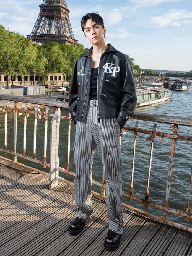 Vernon SEVENTEEN menghadiri peragaan busana Kenzo dalam rangkaian Paris Fashion Week, Sabtu (24/6/2023) waktu setempat. Foto: Instagram