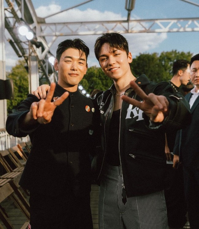 Penyanyi Korea, Eric Nam juga membagikan fotonya saat bertemu Vernon SEVENTEEN di acara tersebut. Foto: Instagram