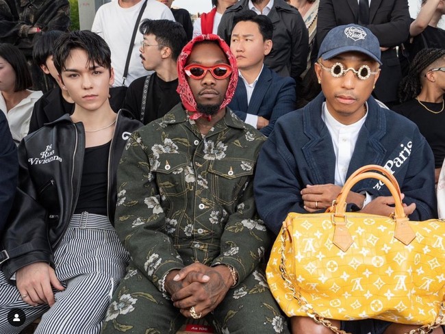 Selama acara berlangsung, Vernon SEVENTEEN duduk berdampingan dengan Tyga dan Pharrell di front row. Foto: Instagram