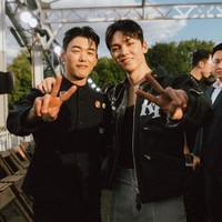 Penyanyi Korea, Eric Nam juga membagikan fotonya saat bertemu Vernon SEVENTEEN di acara tersebut. Foto: Instagram