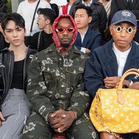 Selama acara berlangsung, Vernon SEVENTEEN duduk berdampingan dengan Tyga dan Pharrell di front row. Foto: Instagram