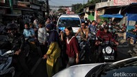 Situasi lalu lintas pagi tadi cukup macet karena banyak yang belanja. Perlu diketahui Pemerintah telah mengumumkan perubahan jadwal libur nasional dan cuti bersama Idul Adha tahun 2023. 