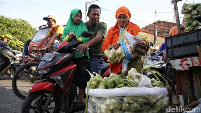 Geliat Pasar Tradisional Jelang Idul Adha Sejumlah warga belanja di Pasae Sukapura, Cilincing, Jakarta Utara, Rabu (28/6/2023).
