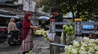 Warga belanja kebutuhan lebaran Idul Adha hari ini, salah satunya kulit ketupat.