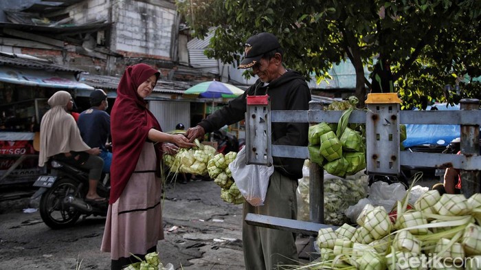 Sejumlah warga belanja di Pasae Sukapura, Cilincing, Jakarta Utara,  Rabu (28/6/2023).
