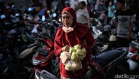 Warga membawa sejumlah belanjaan untuk kebutuhan Idul Adha.
