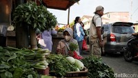 Sayur mayur juga menjadi bahan buruan warga saat belanja di pasar menjelang Idul Adha. Sebelumnya, dalam SKB 3 Menteri tentang Hari Libur Nasional dan Cuti Bersama 2023 menetapkan libur Idul Adha jatuh pada hari Kamis, 29 Juni 2023. Di dalamnya tidak ada cuti bersama.