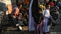 Warga membeli buah-buahan untuk kebutuhan Idul Adha. Libur dan cuti bersama Idul Adha terhitung sejak tanggal 28 hingga 30 Juni 2023. Jadwal ini terdiri dari Hari Libur Nasional pada hari Kamis, 29 Juni 2023 dan Cuti Bersama pada H-1 dan H+1.