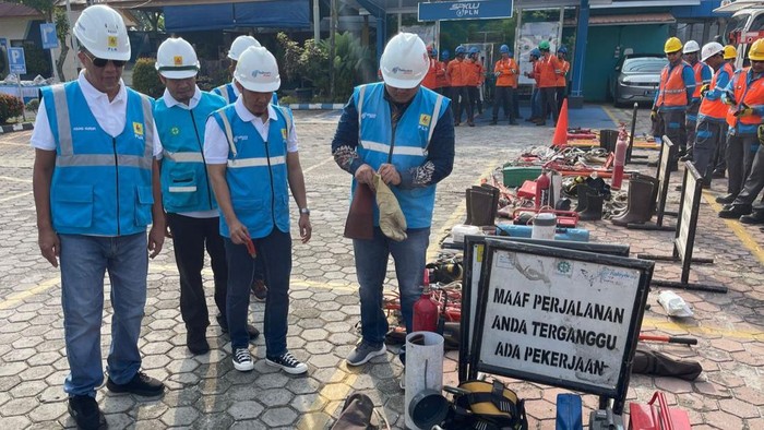 General Manager PLN UIDRKR, Agung Murdifi saat cek persiapan (dok Humas PLN UIDRKR)