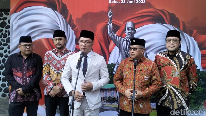 Gubernur Jabar Ridwan Kamil dan Sekjen PDIP Hasto Kristiyanto saat groundbreaking Monumen Plaza Soekarno