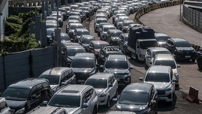 H-1 Idul Adha, Antrean Kendaraan Mengular di Pelabuhan Merak