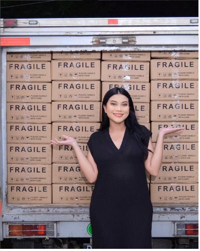 Di tengah kesedihannya diselingkuhi sang suami saat hamil, Hanum Mega merasa semangat karena ada kebahagiaan muncul dari bisnisnya. Usaha kosmetiknya Hanum Beauty Care laris manis. “15.000pcs PO batch 1 otw ke seluruh distributor @hanumbeautycare.id 😭❤️SIAP WAR 7.7 YAAAA,” tulis Hanum Mega di Instagramnya. Foto: Dok. Instagram real.hanummegaa