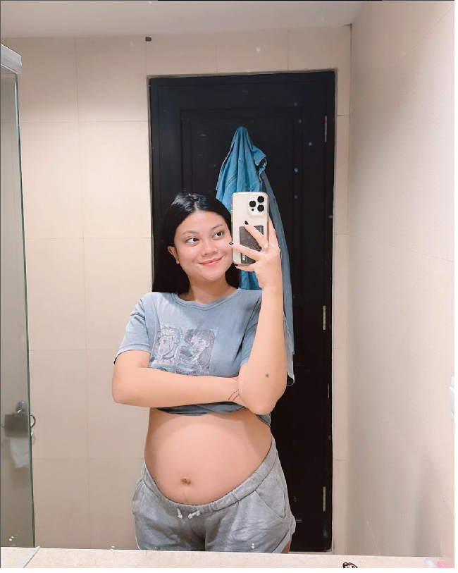 Hanum Mega yang populer di Instagram dengan pengikut lebih dari 1,4 juta ini menegaskan setelah berkali-kali disakiti sang suami, dia tak mau lagi terluka. “Selama menjadi seorang istri saya sangat menghormati dia semuanya saya urus saya bantu walaupun saya Banting tulang sendiri untuk keluarga. sekarang saya sudah tidak serumah lagi. siap menjadi JANDA wonder mommy 2023,” tulis Hanum Mega yang tengah hamil anak kedua dalam unggahannya. Foto: Dok. Instagram real.hanummegaa