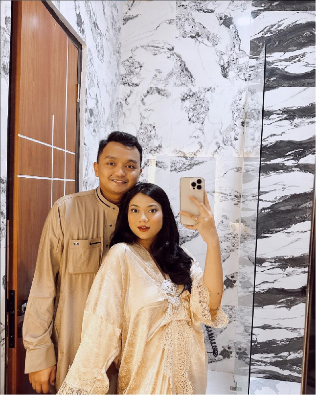 Dalam unggahannya Hanum Mega mengatakan Allah SWT memberi petunjuk padanya soal perselingkuhan suaminya. Tanpa direncanakannya, WhatsApp sang suami masih ’nyangkut’ di komputer kantor.  Foto: Dok. Instagram real.hanummegaa