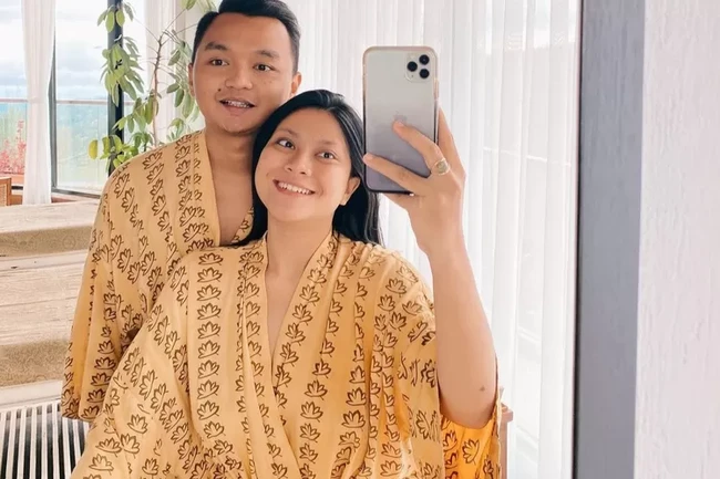 “Yang pertama masih di maafin karna cuma micro cheating sama mantan, dikasih kesempatan untuk berubah. Selanjutnya??? kirain berubah, ternyata malah pacaran sama ade kelas “KITA” udah berjalan 1 bulan dari bulan mei-juni, dan sudah berhubungan sex 3x di kontrakan si perempuan,” tulis Hanum Mega dalam unggahannya di Instagram. Foto: Dok. Instagram real.hanummegaa