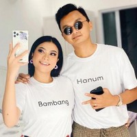 Hanum Mega mengungkap perselingkuhan suaminya Achmad Herlambang atau akrab disapa Bambang melalui sederet unggahan di Instagram. Pada unggahan pertama dia memperlihatkan tangkapan layar komputer yang isinya chat sang suami dengan selingkuhannya. Foto: Dok. Instagram real.hanummegaa