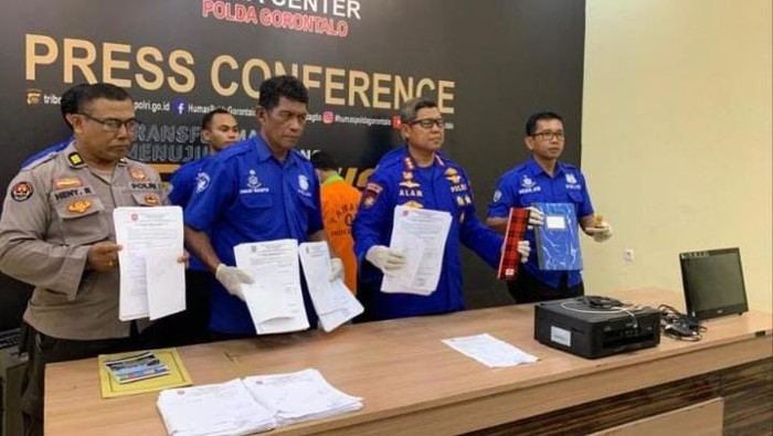 Honorer Dinas Kelautan dan Perikanan Kabupaten Bone Bolango, Gorontalo berinisial FM ditangkap polisi lantaran memalsukan dokumen BBM bersubsidi jenis solar.