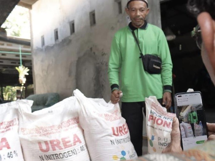 Petani membeli pupuk dengan menggunakan i-Pubers. Foto: Dokumen Diskominfo Babel