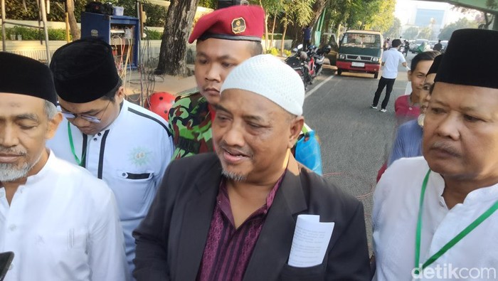 Imam Salat Idul Adha, Nyoto Abdullah saat wawancara bersama awak media di Jalan Pahlawan Surabaya