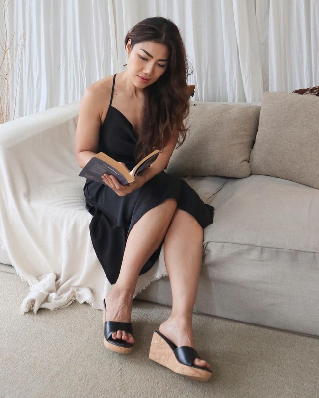 Nama Inge Anugrah menjadi sorotan setelah digugat cerai oleh Ari Wibowo. Tak mendapatkan harta gono gini usai menjalin hubungan rumah tangga belasan tahun, Inge pun sempat mencari kos-kosan. Foto: Instagram @inge_anugrah