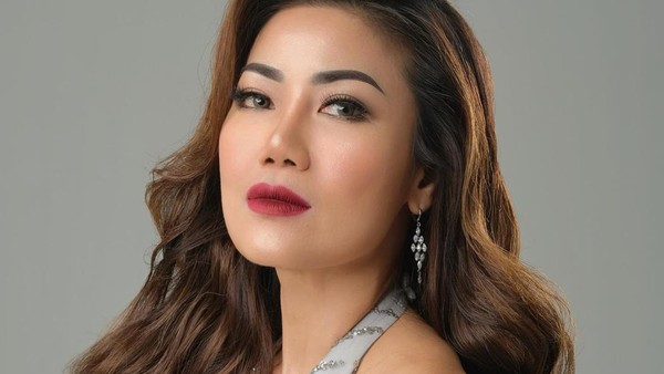 Foto Inge Anugrah, Mantan Istri Ari Wibowo Bikin Pangling Tampil Glamour