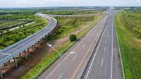 Tol ini juga dilengkapi diantaranya 2 Simpang Susun, 8 overpass, 18 jembatan, 10 Box Underpass, 2 Box Overpass, 22 Box Pedestrian, 1 Gerbang Tol, dan 1 pasang Rest Area Tipe A.  