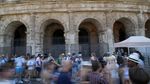 Italia Kecam Keras Turis yang Vandalisme Nama Pacar di Colosseum Roma