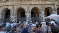 Menteri Kebudayaan dan Pariwisata Italia Gennaro Sangiuliano bersumpah untuk menemukan dan menghukum seorang turis yang terekam mengukir namanya dan nama pacarnya di dinding Colosseum. (AP Photo/Andrew Medichini)  