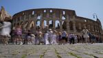Italia Kecam Keras Turis yang Vandalisme Nama Pacar di Colosseum Roma