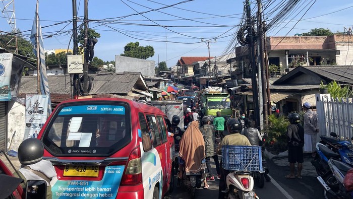 Jalan Jagakarsa Raya macet parah