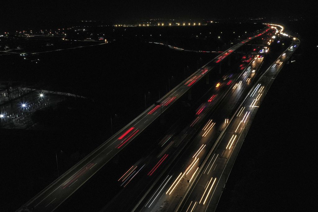 Foto udara lalu lintas di Jalan Tol Jakarta -  Cikampek, Karawang, Jawa Barat, Rabu (28/6/2023). Jumlah kendaraan yang melintasi ruas Tol Jakarta -  Cikampek ke arah Jawa Tengah saat libur panjang Hari Raya Idul Adha 1444 H mengalami pengingkatan namun kondisinya tetap ramai lancar. ANTARA FOTO/Hafidz Mubarak A/foc.