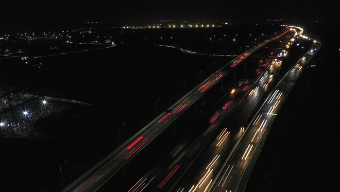 Foto udara lalu lintas di Jalan Tol Jakarta -  Cikampek, Karawang, Jawa Barat, Rabu (28/6/2023). Jumlah kendaraan yang melintasi ruas Tol Jakarta -  Cikampek ke arah Jawa Tengah saat libur panjang Hari Raya Idul Adha 1444 H mengalami pengingkatan namun kondisinya tetap ramai lancar. ANTARA FOTO/Hafidz Mubarak A/foc.