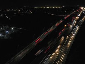 Ada Penyekatan Kendaraan Sumbu 3, Lalin Km 44 - Km 47 Tol Japek Padat