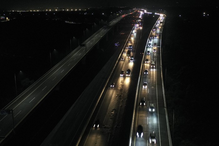 Foto udara lalu lintas di Jalan Tol Jakarta -  Cikampek, Karawang, Jawa Barat, Rabu (28/6/2023). Jumlah kendaraan yang melintasi ruas Tol Jakarta -  Cikampek ke arah Jawa Tengah saat libur panjang Hari Raya Idul Adha 1444 H mengalami pengingkatan namun kondisinya tetap ramai lancar. ANTARA FOTO/Hafidz Mubarak A/foc.