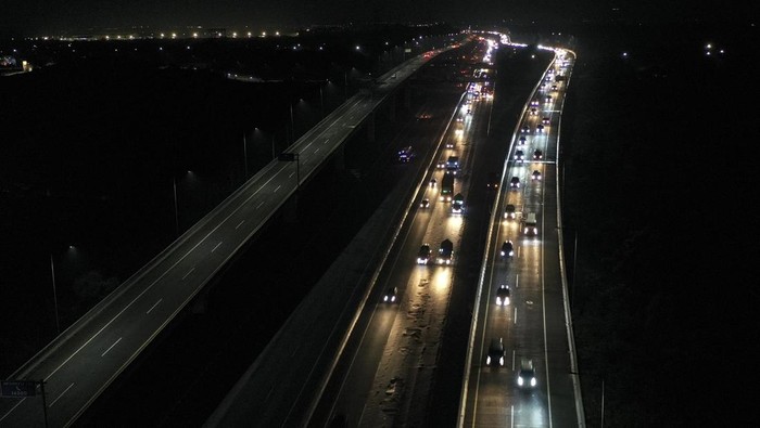Foto udara lalu lintas di Jalan Tol Jakarta -  Cikampek, Karawang, Jawa Barat, Rabu (28/6/2023). Jumlah kendaraan yang melintasi ruas Tol Jakarta -  Cikampek ke arah Jawa Tengah saat libur panjang Hari Raya Idul Adha 1444 H mengalami pengingkatan namun kondisinya tetap ramai lancar. ANTARA FOTO/Hafidz Mubarak A/foc.