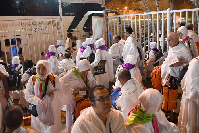 Jamaah haji menunggu kendaraan untuk mengantarkan mabit ke Muzdalifah di Arafah, Arab Saudi, Selasa (27/6/2023). Jamaah haji Indonesia melakUkan prosesi selanjutnya yakni mabit dan mengambil kerikil di Muzdalifah untuk melontar jumrah di Jamarat. ANTARA FOTO/Wahyu Putro A/aww.
