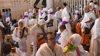 Jemaah haji Indonesia melakukan prosesi selanjutnya yakni mabit dan mengambil kerikil di Muzdalifah. 
