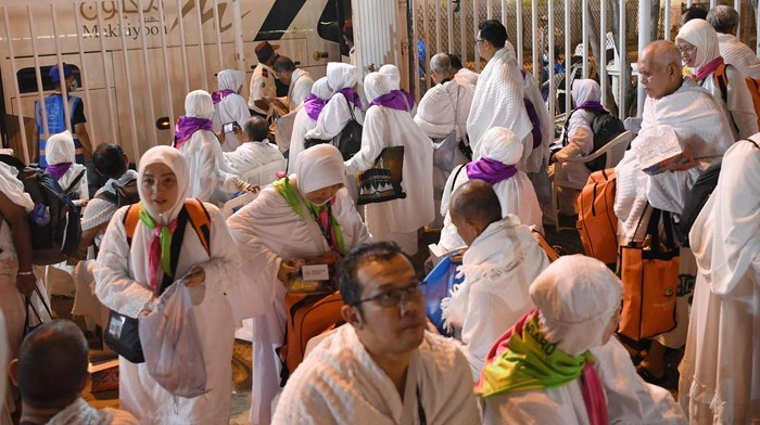 Jamaah haji menunggu kendaraan untuk mengantarkan mabit ke Muzdalifah di Arafah, Arab Saudi, Selasa (27/6/2023). Jamaah haji Indonesia melakUkan prosesi selanjutnya yakni mabit dan mengambil kerikil di Muzdalifah untuk melontar jumrah di Jamarat. ANTARA FOTO/Wahyu Putro A/aww.