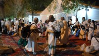 Jemaah haji menunggu kendaraan untuk mengantarkan mabit ke Muzdalifah di Arafah, Arab Saudi, Selasa (27/6/2023). 