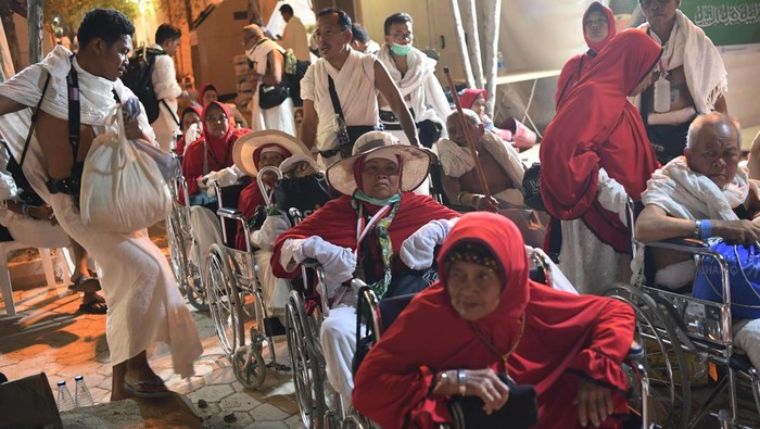 Jamaah haji menunggu kendaraan untuk mengantarkan mabit ke Muzdalifah di Arafah, Arab Saudi, Selasa (27/6/2023). Jamaah haji Indonesia melakUkan prosesi selanjutnya yakni mabit dan mengambil kerikil di Muzdalifah untuk melontar jumrah di Jamarat. ANTARA FOTO/Wahyu Putro A/aww.