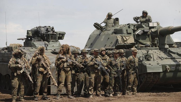 From left, Lithuanian Defense Minister Arvydas Anusauskas, German Defense Minister Boris Pistorius, NATO Secretary General Jens Stoltenberg and Lithuanias President Gitanas Nauseda pose for a photo after the Lithuanian-German military exercise Griffin Storm 2023 at a training range in Pabrade, some 60km (38 miles) north of the capital Vilnius, Lithuania on Monday, June 26, 2023. (AP Photo/Mindaugas Kulbis)