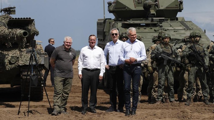 Jerman Akan Kirim 4.000 Tentara untuk Perkuat Sayap Timur NATO di Lithuania From left, Lithuanian Defense Minister Arvydas Anusauskas, German Defense Minister Boris Pistorius, NATO Secretary General Jens Stoltenberg and Lithuania's President Gitanas Nauseda pose for a photo after the Lithuanian-German military exercise 'Griffin Storm 2023' at a training range in Pabrade, some 60km (38 miles) north of the capital Vilnius, Lithuania on Monday, June 26, 2023. (AP Photo/Mindaugas Kulbis)